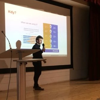 Adam Košinar přednáší na Barcampu v Ostravě